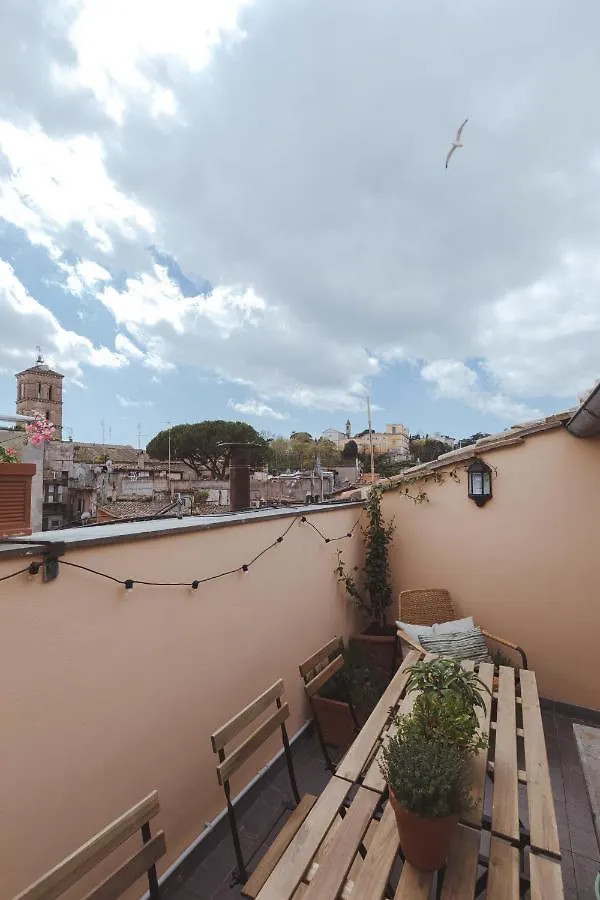 Amazing Penthouse With Terrace And Rooftop In Trastevere Рим Апартаменты