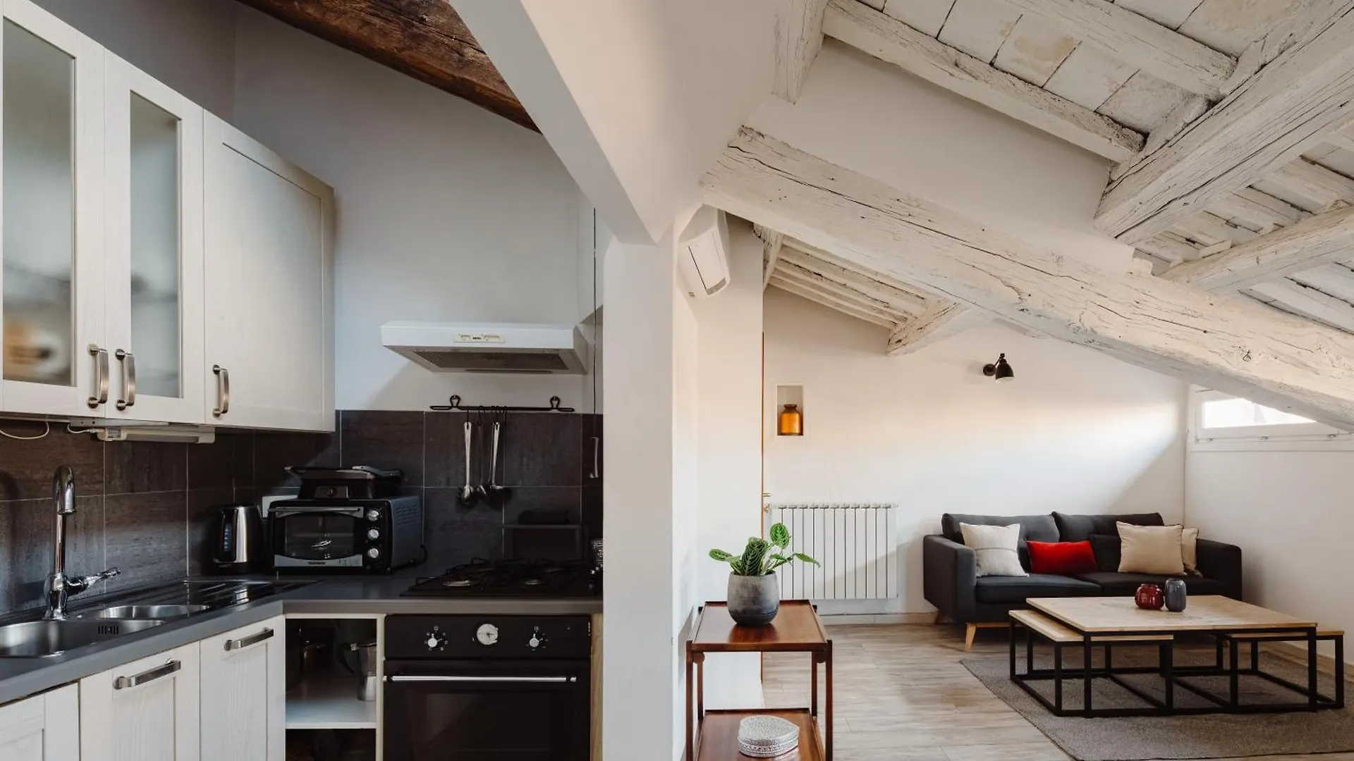 Апартаменты Amazing Penthouse With Terrace And Rooftop In Trastevere Рим Италия